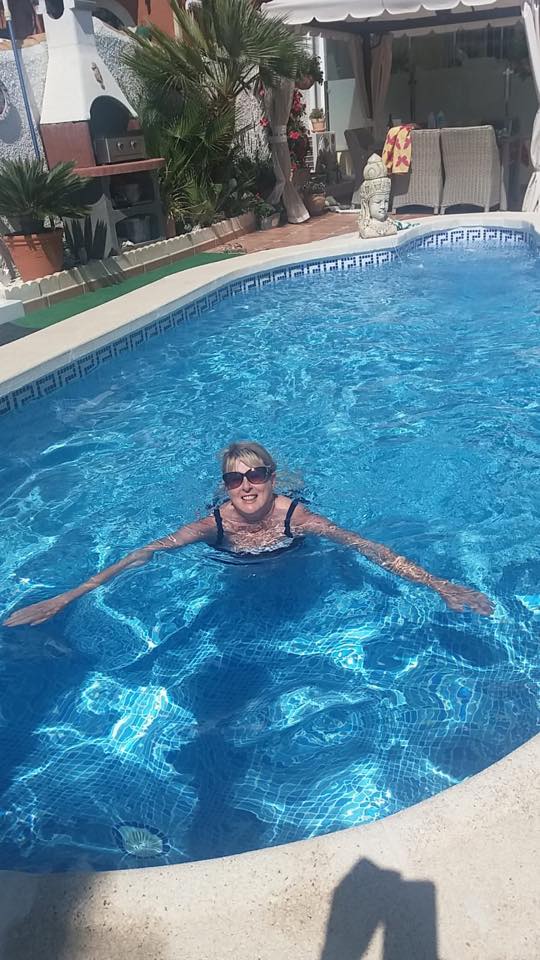 Alisons blog me swimming in pool